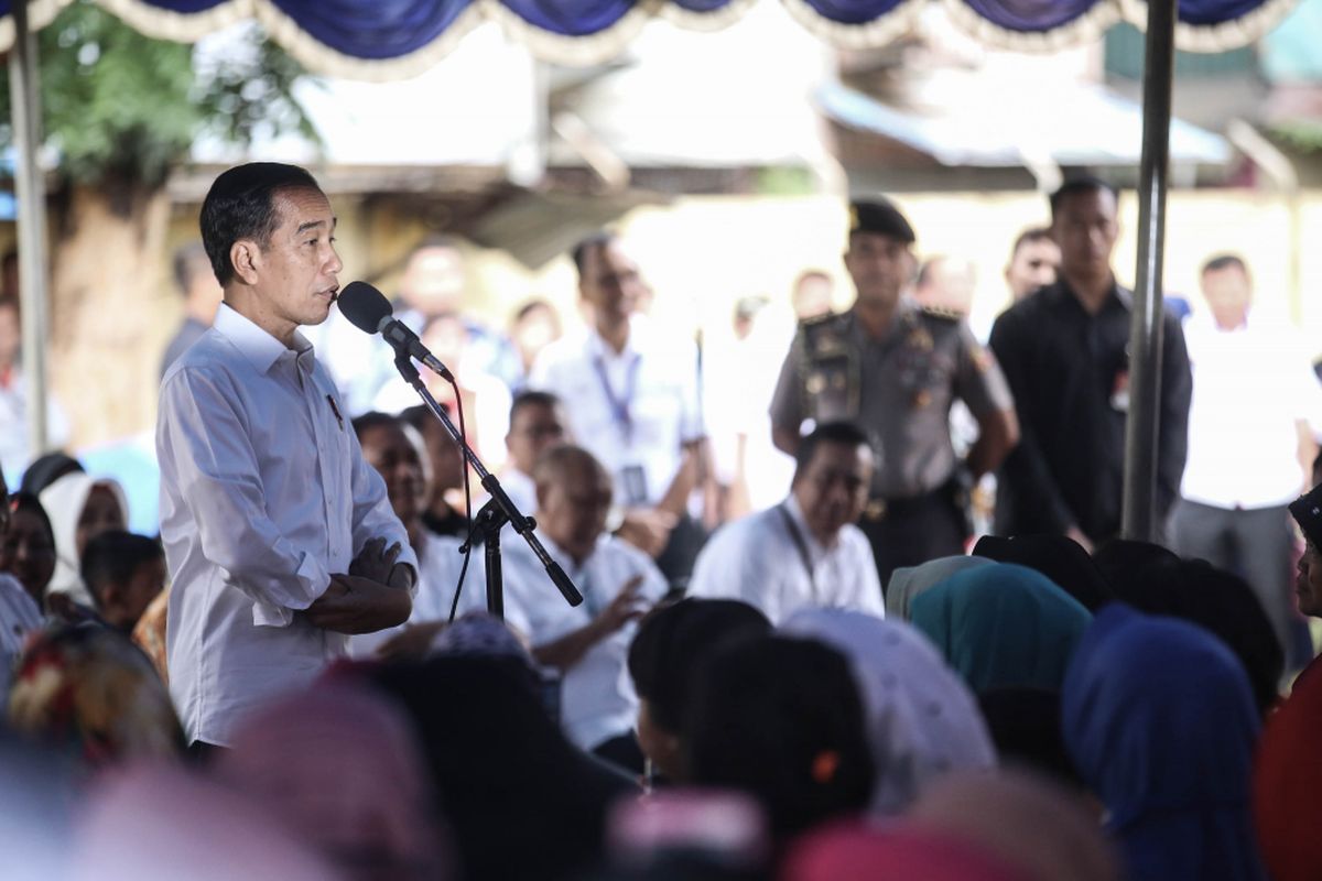 Presiden Joko Widodo memberikan pengarahan saat meninjau kegiatan Pemodalan Nasional Madani alias PNM di Lapangan Bola Perisma, Kelurahan Kalianyar, Kecamatan Tambora, Jakarta Barat, Rabu (8/1/2019). PNM yang akan ditinjau Presiden, yakni PNM Mekaar (Membina Ekonomi Keluarga Sejahtera). PNM Mekaar menekankan pada sisi membantu ibu-ibu prasejahtera menjadi sejahtera dengan cara memberi modal usaha dengan bantuan pelatihan serta pengembangan usahanya lewat bisnis usaha.