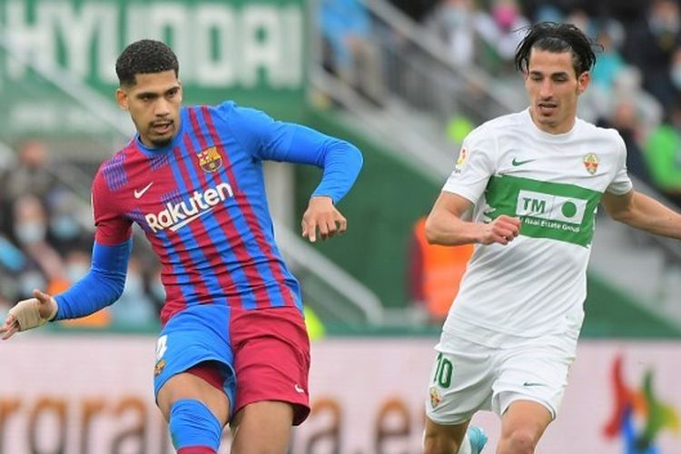 Bek tengah asal Uruguay, Ronald Araujo (kiri), berduel dengan Ronald Araujo dalam laga Elche vs Barcelona pada lanjutan Liga Spanyol 2021-2022 yang digelar di Stadion Manuel Martínez Valero, Minggu (6/3/2022) waktu setempat.