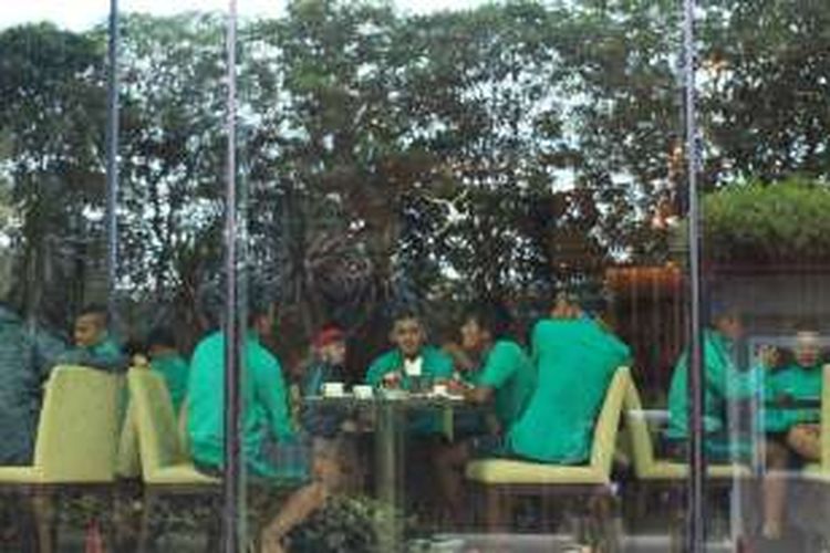 Para pemain tim nasional Indonesia menjalani sesi sarapan di Hotel Grand Fourwings, Bangkok, Sabtu (17/12/2016) pagi.