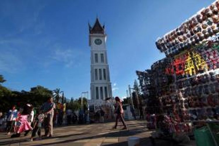 Warga memenuhi kawasan wisata Jam Gadang Bukit Tinggi, Padang, Sumatera Barat, Jumat (31/5/2013). Lokasi sekitar wisata Jam Gadang dikibarkan bendera start tanda dimulainya balap sepeda Tour de Singkarak 2013.