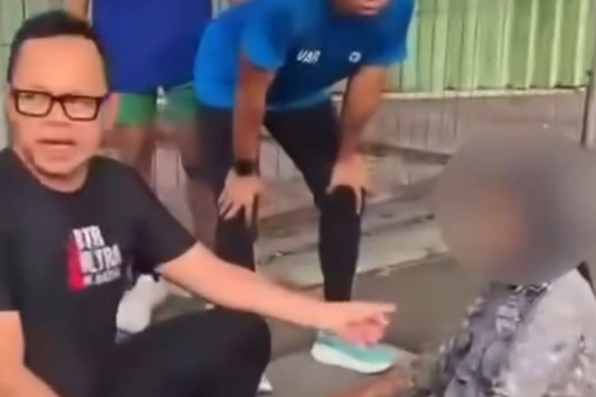 Wamendagri Bima Arya saat bantu evakuasi korban kecelakaan di Surabaya, Kamis (8/5/2025).