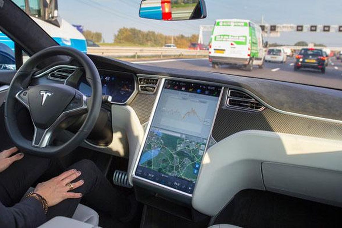 Ilustrasi mobil otonomos atau self-driving Tesla.