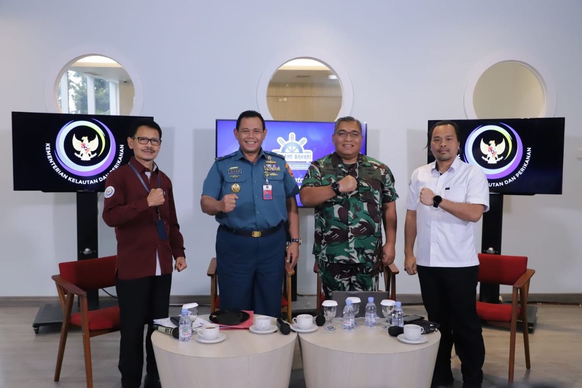 Asisten Khusus Menteri Kelautan Dan Perikanan, Doni Ismanto. Asopssurta Danpushidros AL, Laksamana Pertama Dyan Primana Sobaruddin; Direktur Wilayah Pertahanan Ditjen Strategi Pertahanan, Kementerian Pertahanan, Laksamana Pertama TNI Idham Faca; Direktur Perencanaan Ruang Laut, Ditjen Pengelolaan Ruang Laut KKP, Ir. Suharyanto  usai Bincang Bahari  dengan tema Strategi Pemanfaatan Ruang Laut di Perairan Natuna, Selasa (31/5/2022).