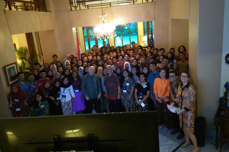 Duta Besar AS Joseph R Donovan bersama peserta Youth Exchange Study (YES) Program 2016 diabadikan saat buka puasa bersama, Jakarta, Minggu (18/6/2017).