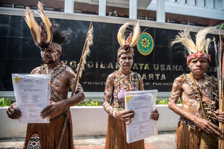 Pejuang lingkungan hidup dari suku Awyu mengajukan permohonan sebagai tergugat intervensi dalam gugatan korporasi PT Megakarya Jaya Raya dan PT Kartika Cipta Pratama terhadap Menteri Lingkungan Hidup dan Kehutanan. 