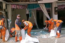 Pasukan Oranye Bersihkan Pecahan Kaca di Lokasi Ledakan Ruko Grand Wijaya
