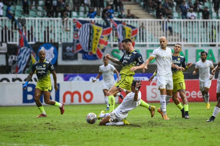 Marc Klok sebelum mencetak gol pembuka dalam pertandingan Persib Bandung vs Dewa United pada lanjutan Liga 1 2022-2023 di Stadion Pakansari, Bogor, Senin (20/3/2023) sore WIB. 
