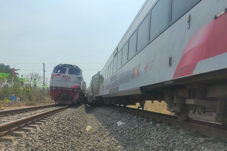 KA Argowilis menyenggol KA Argo Semeru anjlok di Km 520 + 4 petak jalan antara Stasiun Sentolo – Stasiun Wates, Selasa (17/10/2023). Lokasi ini berada di Pedukuhan Kalimenur, Kalurahan Sukoreno, Kapanewon Sentolo, Kabupaten Kulon Progo, Daerah Istimewa Yogyakarta. Ungkap penyebab kereta anjlok, KAI libatkan KNKT.