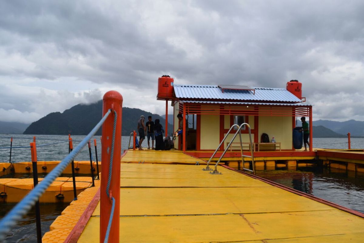 Rumah apung yang berada di perairan Pantai Prigi Kecamatan Watulimo, Kabupaten Trenggalek, Jawa timur.