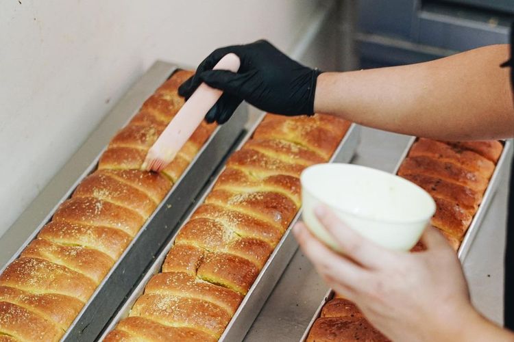 Proses pembuatan roti di Moro Bake Shop yang menggunakan tenaga manusia