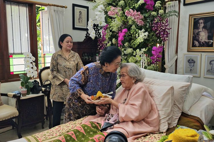 Ketua DPR RI Puan Maharani bersama Presiden ke-5 RI Megawati Soekarnoputri saat berkunjung ke kediaman Istri Mantan Kapolri Jenderal Hoegeng, Meriyati Roeslani, Senin (23/6/2025).