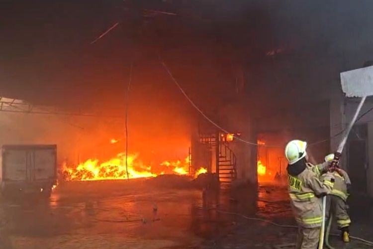 Gudang Distributor Minyak Goreng di Kawasan Industri Pulogadung Jaktim Terbakar
