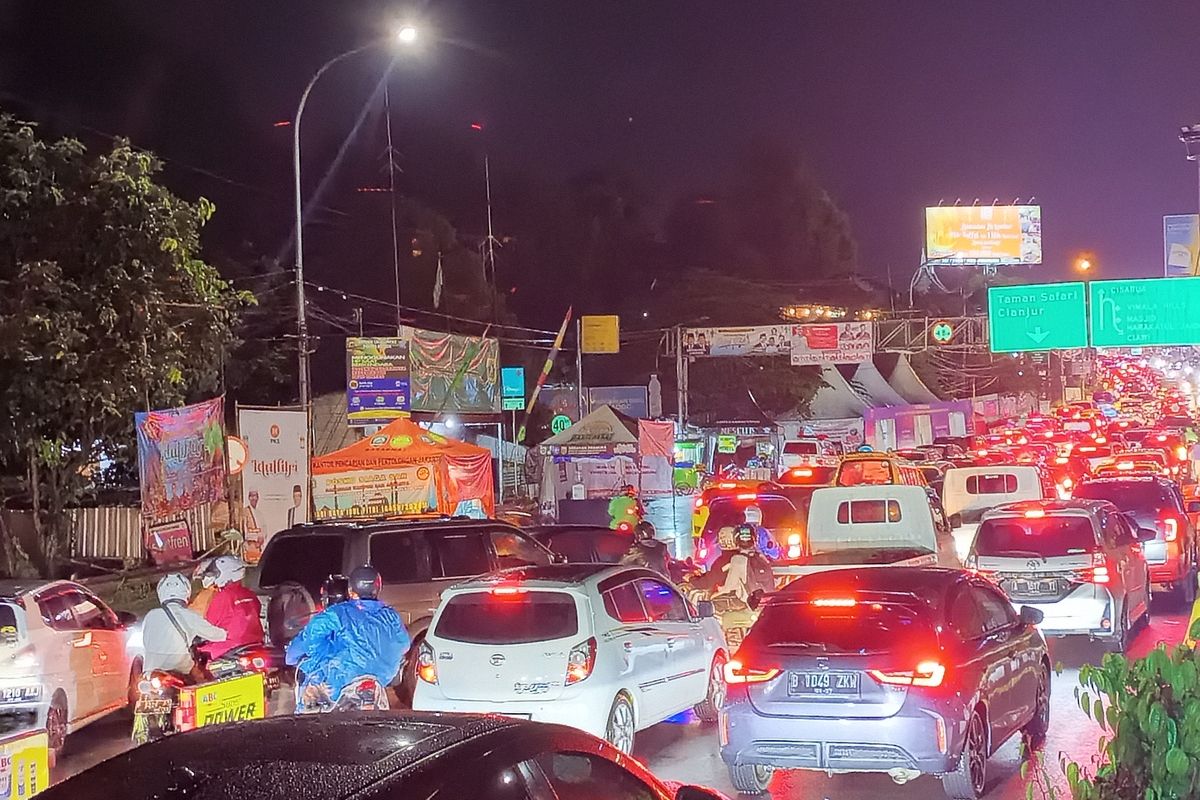 Kondisi arus lalu lintas kendaraan usai diterapkannya ganjil genap dan one way di jalan menuju kawasan wisata Puncak, Bogor, Jawa Barat, Kamis (11/4/2024) malam.