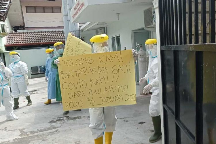 Belasan tenaga kesehatan di RSUD dr. Pirngadi berunjuk rasa dengan membawa poster berkeliling rumah sakit menggunakan alat pelindung diri. Mereka menuntut pembayaran insentif Covid-19 yang belum diterimanya sejak bulan Mei 2020.