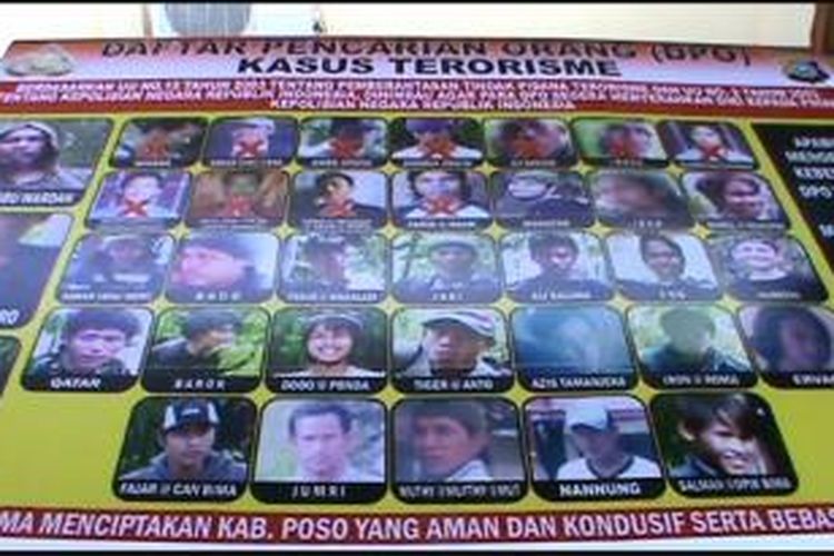 Aparat Kepolisian Resor Poso, Provinsi Sulawesi Tengah kembali memasang baliho yang berisi data dan foto terbaru para buronan dari kelompok teroris Poso pimpinan Santoso alias Abu Wardah.