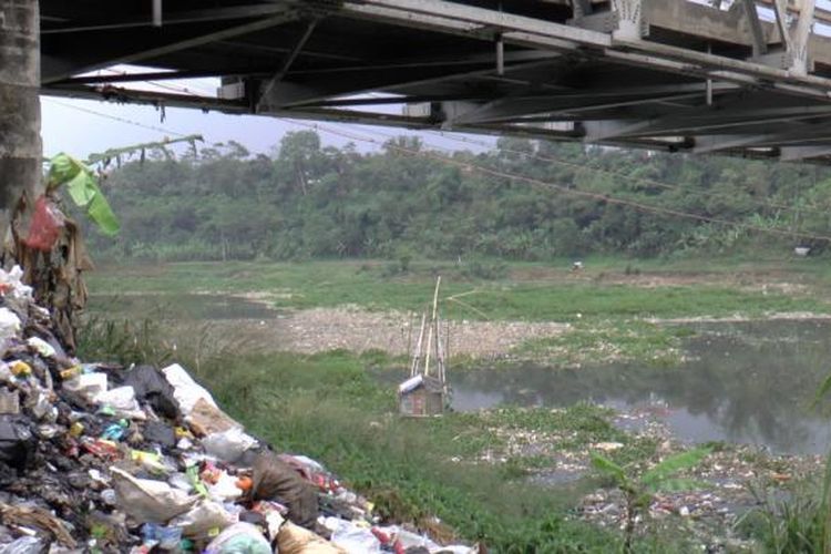 Citarum bak sedang sekarat. Hal itu bahkan sejak jauh-jauh hari dipaparkan oleh orang nomor satu di Jawa Barat.