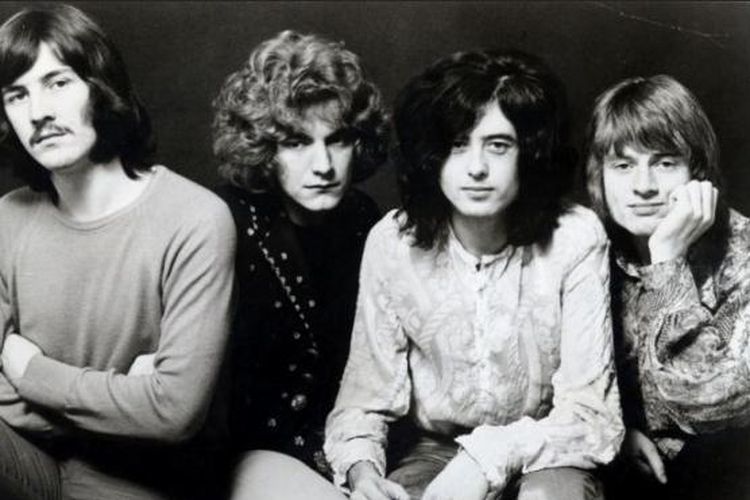 Rumah ini pernah menjadi milik musisi John Paul Jones (paling kanan), pemain bas grup rock legendaris Led Zeppelin.  
