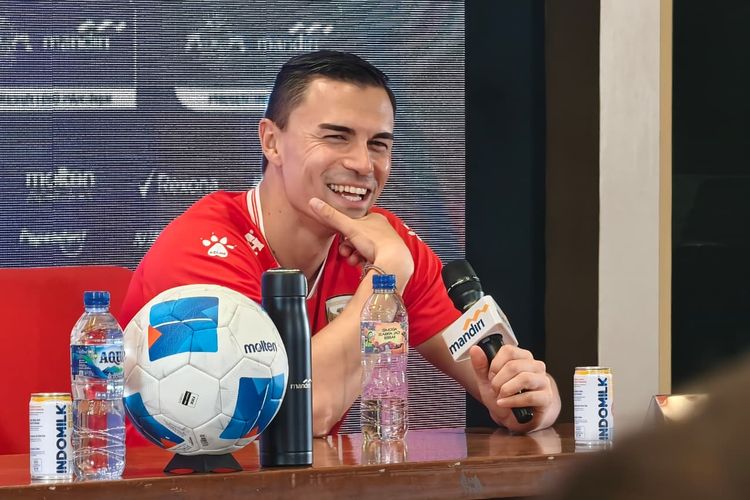 Kiper Timnas Indonesia, Emil Audero, dalam sesi konferensi pers usai laga melawan Oman pada FIFA Matchday bertajuk Garuda Championship Series di Stadion Utama Gelora Bung Karno, Jumat (5/6/2026).