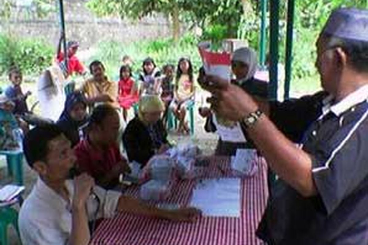 Penghitungan suara di Tempat Pemungutan Suara (TPS) 22 Kelurahan Kampung Baru, Kecamatan Medan Maimon, Medan, Rabu (16/4).