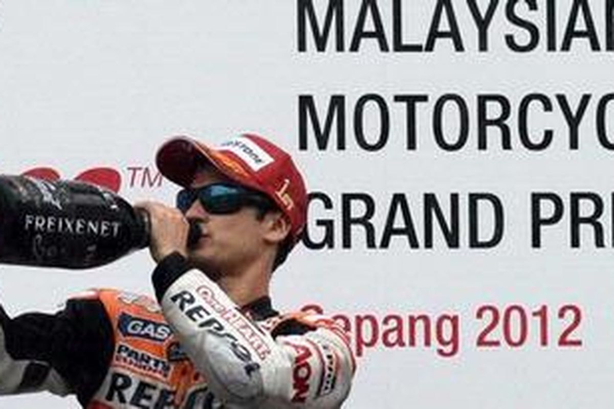 Pebalap Repsol Honda, Dani Pedrosa, ketika merayakan kesuksesannya naik podium utama GP Malaysia, Minggu (21/10/2012).