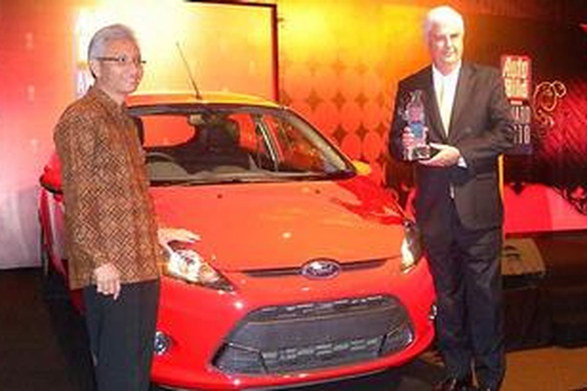 Presdir Ford Indonesia Will Angove (kanan) usai menerima plakat dari CEO Kompas-Gramedia Agung Adiprasetyo (kiri)