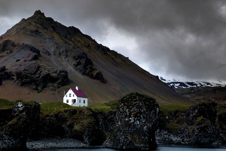 Islandia adalah negara nol populasi nyamuk, menurut ilmuwan, faktor air dan tanahlah yang membuat nyamuk malas berdiam diri di sana.