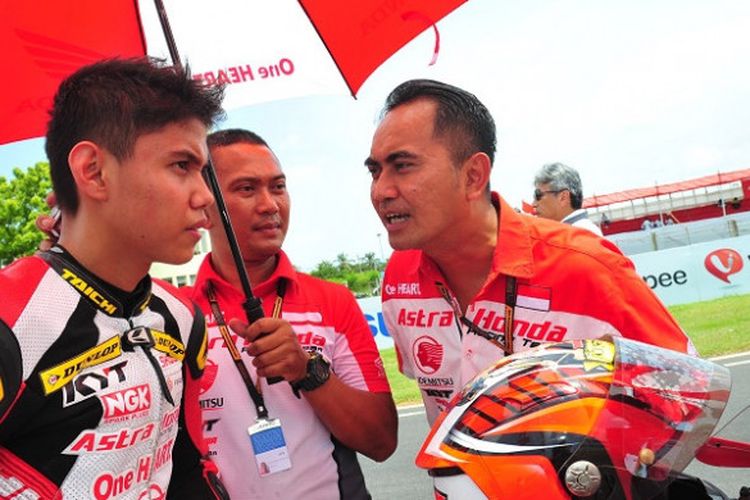 Pebalap AHRT asal Indonesia, Irfan Ardiansyah (kiri), sedang mendengarkan pengarahan dari Manajer Safety Riding dan Motorsport PT Astra Honda Motor (AHM) Anggono Iriawan di Sirkuit Madras, Sabtu (23/9/2017).