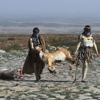 Penari menampilkan drama tari tentang kehidupan manusia purba yang bermukim di kawasan Gunung Helan, Ningxia, China, Senin (7/5/2018). Drama tersebut merupakan salah satu hiburan yang ditampilkan ketika berwisata di Gunung Helan.