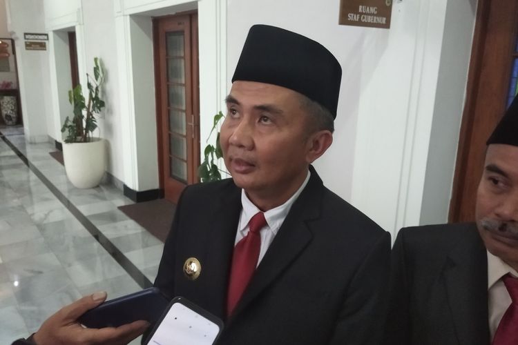 Penjabat Gubernur Jawa Barat Bey Machmudin saat wawancara dengan awak media di Gedung Sate, Kota Bandung, Jawa Barat, Jumat (14/6/2024).