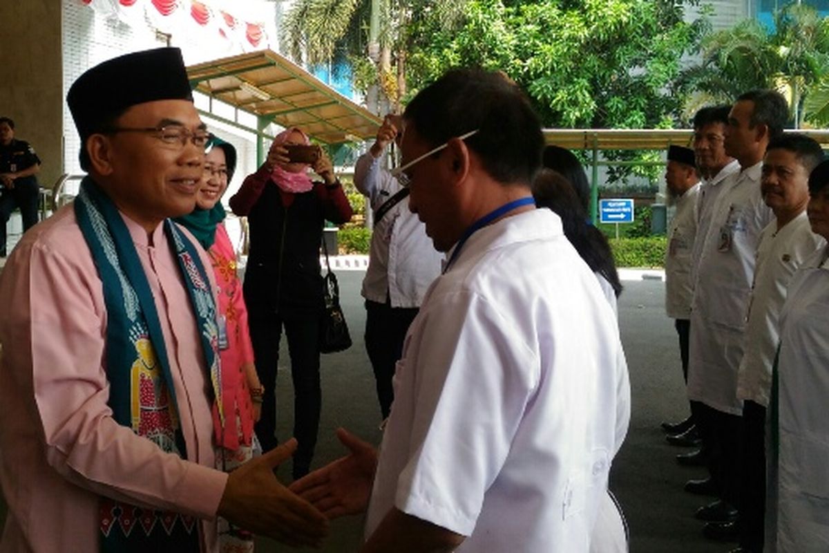 Wali Kota Jakarta Utara Husein Murad saat melepas 123 petugas untuk memeriksa kesehatan hewan-hewan kurban di Jakarta Utara, Kamis (31/8/2017).