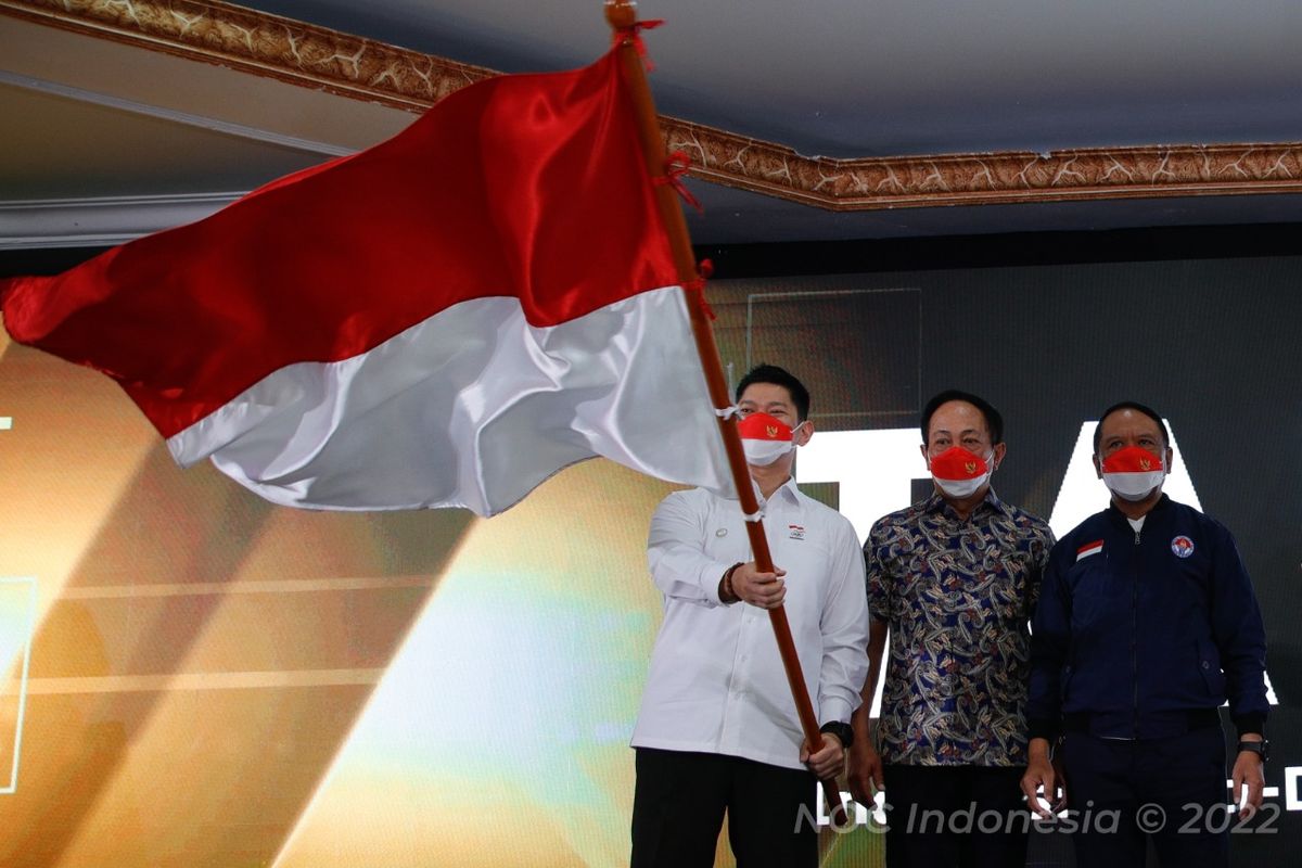 Ketua Satgas Percepatan Penyelesaian Sanksi WADA, Raja Sapta Oktohari, bersama Menpora Zainudin Amali dalam acara pengumuman resmi keputusan WADA di Kemenpora, Jumat (4/2/2022). 