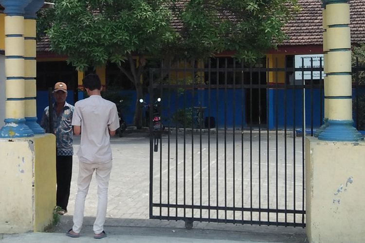 Gerbang pintu masuk UPT SD Negeri 236 Gresik, Jawa Timur, sekolah siswi yang dicolok siswa lain menggunakan tusuk bakso hingga mengalami kebutaan.