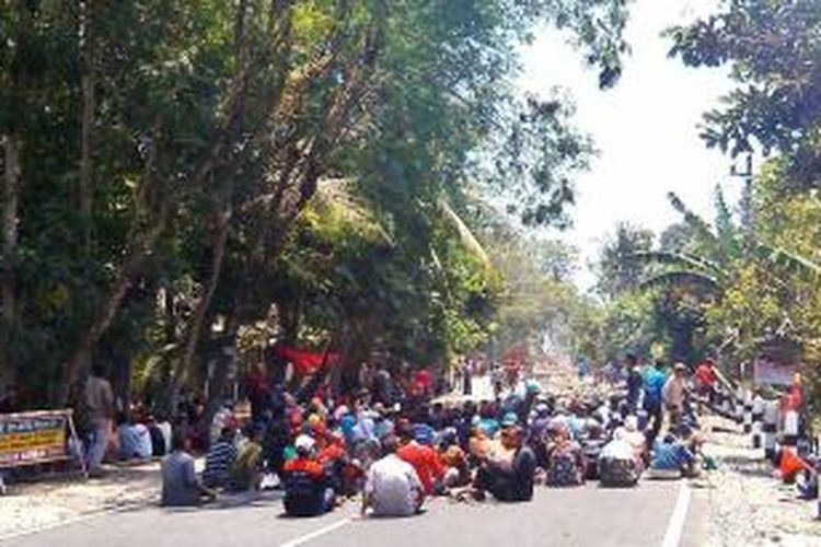 Ratusan warga yang tergabung dalam WTT tampak duduk di tengah jalan Deandels Glagah Temon Kulonprogo