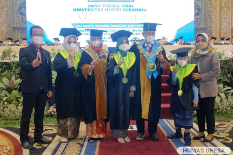 Lima wisudawan disabilitas lulus dari Universitas Negeri Surabaya (Unesa).