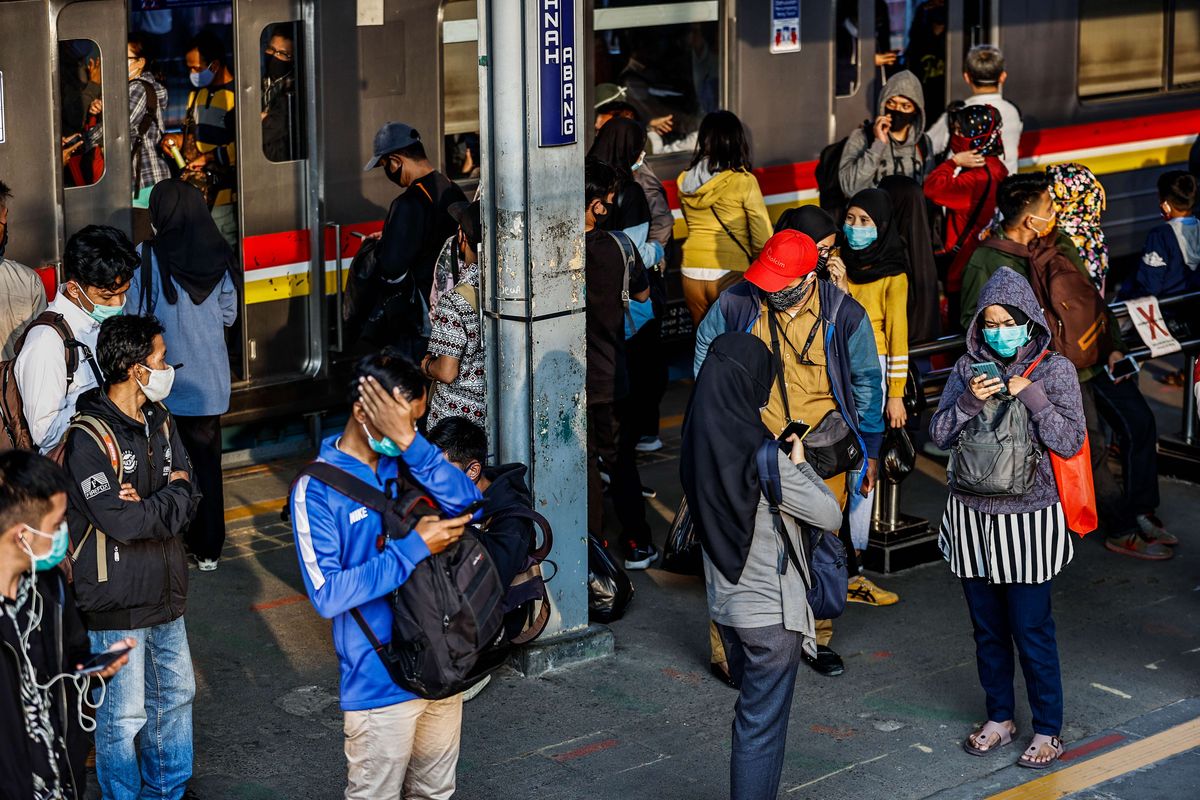 Penumpang meggunakan masker saat menunggu kedatangan Kereta Rel Listrik (KRL) di Stasiun Tanah Abang, Jakarta Pusat, Senin (3/8/2020). PT Kereta Commuter Indonesia (KCI) mencatat ada kenaikan jumlah penumpang di beberapa stasiun KRL Jabodetabek pada hari ini. Senin (3/8) pukul 07.00 WIB, total keseluruhan pengguna KRL mencapai 71.325 orang.