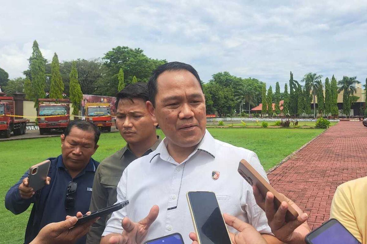 Dirreskrimsus Polda Sulsel Kombes Pol Dedi Supriyadi saat diwawancarai awak media di lapangan apel Mapolda Sulsel, Jalan Perintis Kemerdekaan, Kota Makassar, Sulsel, Selasa (12/11/2024).