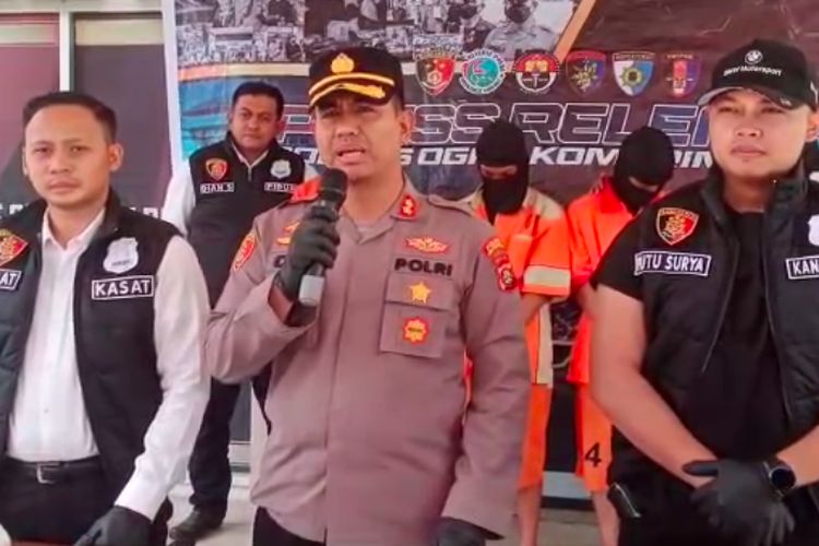 Kapolres OKI AKBP Dili Yanto melakukan gelar perkara terkait kasus pembunuhan yang menimpa MI (56) seorang guru SD berstatus ASN. Dari hasil ungkap kasus itu, polisi menangkap ketiga pelaku yang masih di bawah umur.