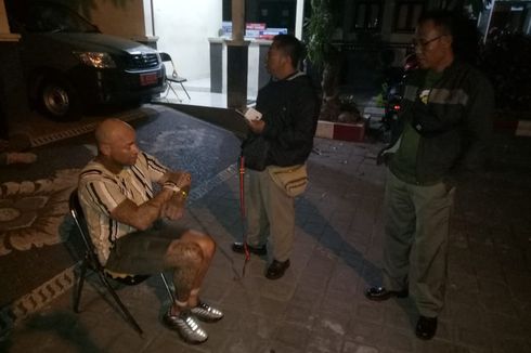 Satpol PP Amankan Bule Mabuk dan Tendangi Motor di Seminyak