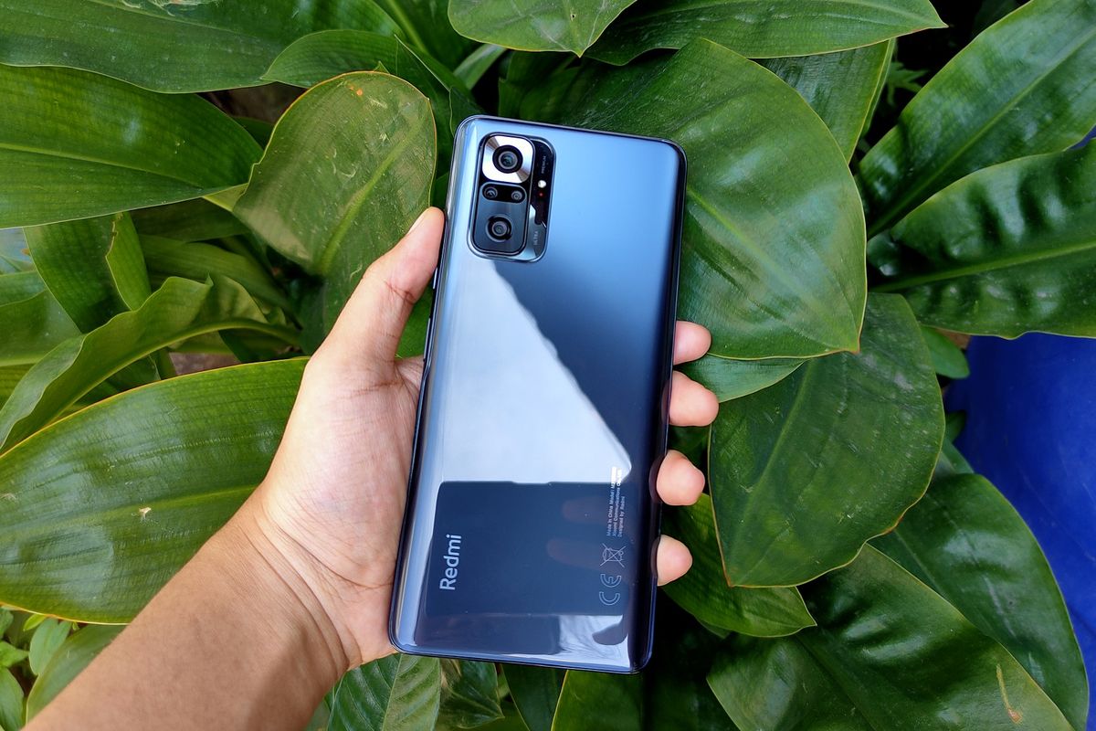 Bagian punggung Redmi Note 10 Pro memperlihatkan efek cermin. 