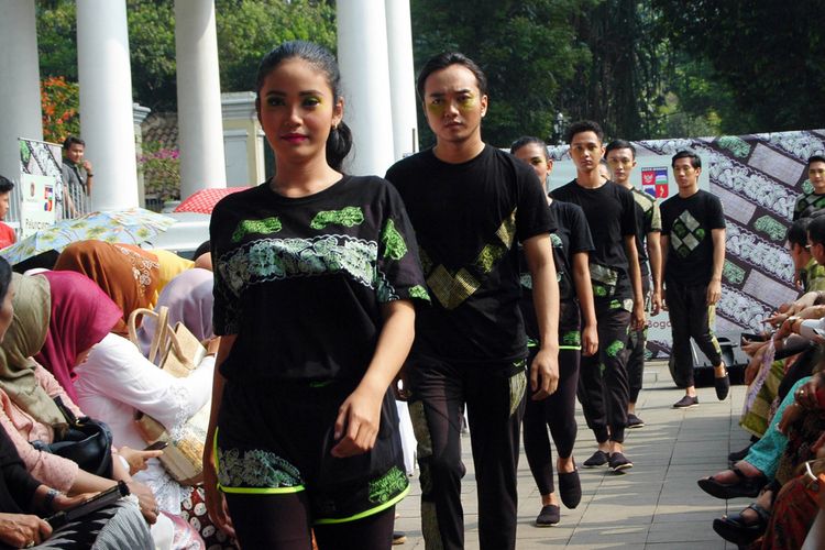Sejumlah model memeragakan busana kain batik motif angkot di jalur pedestrian, Kota Bogor, Sabtu (22/4/2017).