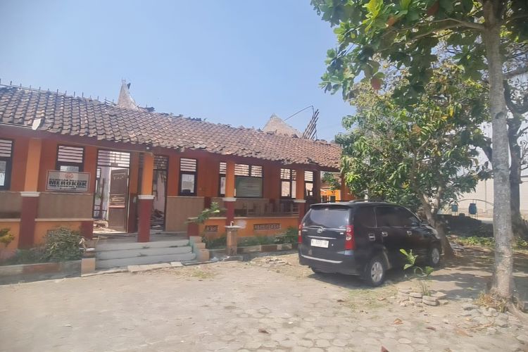 Kegiatan belajar mengajar di SDN Tanggirejo, Kecamatan Tegowanu, Kabupaten Grobogan, Jawa Tengah terganggu menyusul kondisi bangunan beberapa ruang kelas rusak parah hingga bagian atapnya ambrol, Rabu (15/7/2026).