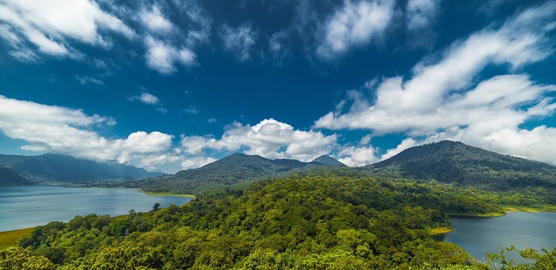 Pemandangan Danau Buyan dan Danau Tamblingan di Buleleng, Bali.