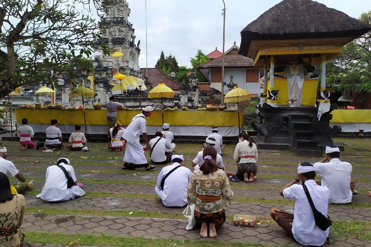 Penerapan protokol kesehatan saat persembahyangan Galungan di Pura Jagatnatha, Denpasar, Bali, Rabu (16/9/2020) lalu.