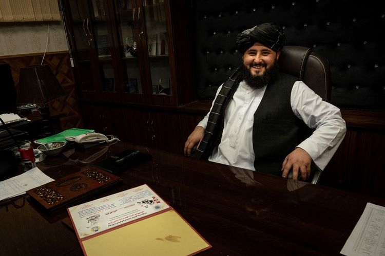 Damullah Mohibullah Mowaffaq, sniper top Taliban yang menjadi Wali Kota Maymana di Afghanistan, difoto di kantornya pada 18 Januari 2022. Maymana adalah ibu kota provinsi Faryab di ujung barat laut Afghanistan.