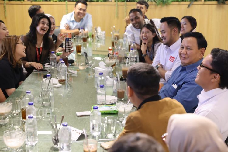 Ketua Umum Partai Gerindra sekaligus Menteri Pertahanan (Menhan) Prabowo Subianto sedang bercengkrama dengan sejumlah influencer dan jurnalis, Minggu (25/6/2023).