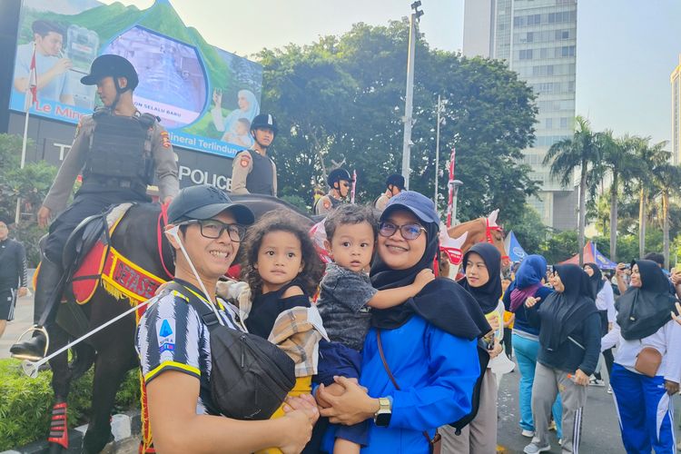 Antusias warga CFD Sudirman-Thamrin berfoto bareng kuda polisi, Minggu (23/7/2023). 