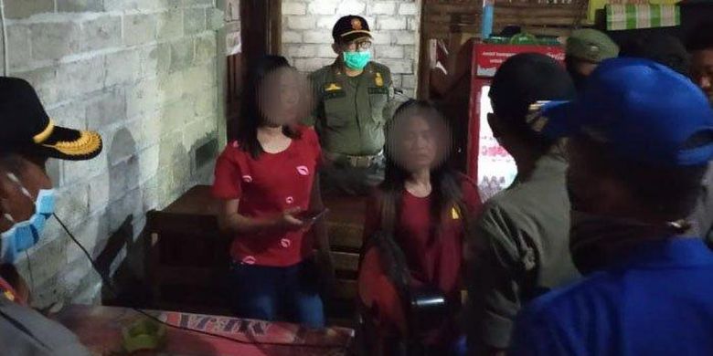 Patroli gabungan di warkop karaoke Desa Rejosari, Kecamatan Gondang, Tulungagung, Rabu (1/4/2020) malam. 
