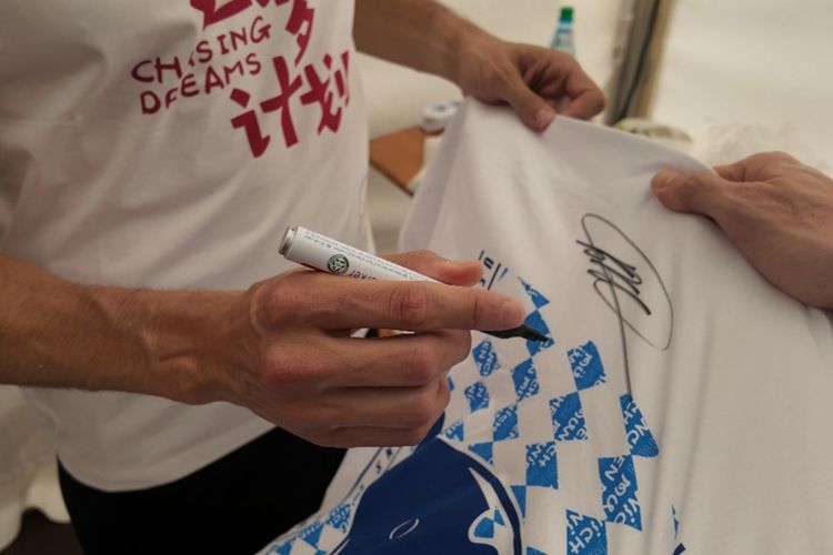 Jersey resmi Final UCL Munich bertanda tangan Kaka.