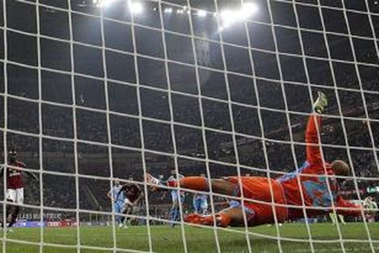 Kiper Napoli, Pepe Reina, saat menepis tendangan penalti bomber AC Milan, Mario Balotelli. 