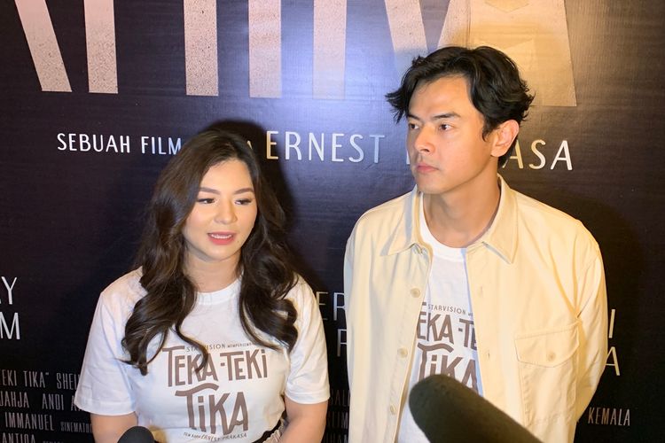 Aktris Eriska Rein dan aktor Dion Wiyoko saat ditemui usai pemutaran perdana film Teka Teki Tika di Epicentrum XXI, Jakarta Selatan, Kamis (16/12/2021).